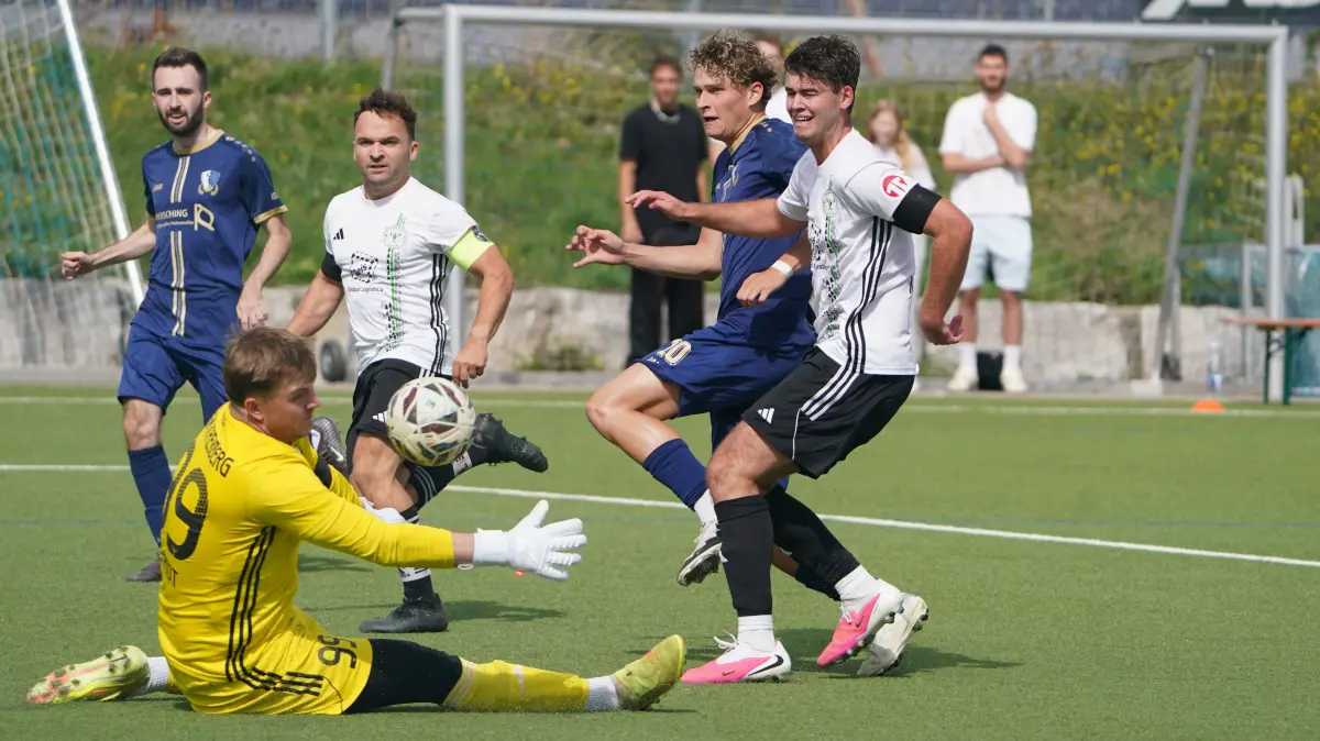 Kreßbergs Keeper Jonas Schmidt machte ein gutes Spiel, konnte die Niederlage im Topspiel bei der Spvgg Satteldorf II (blau) allerdings letztlich auch nicht verhindern.