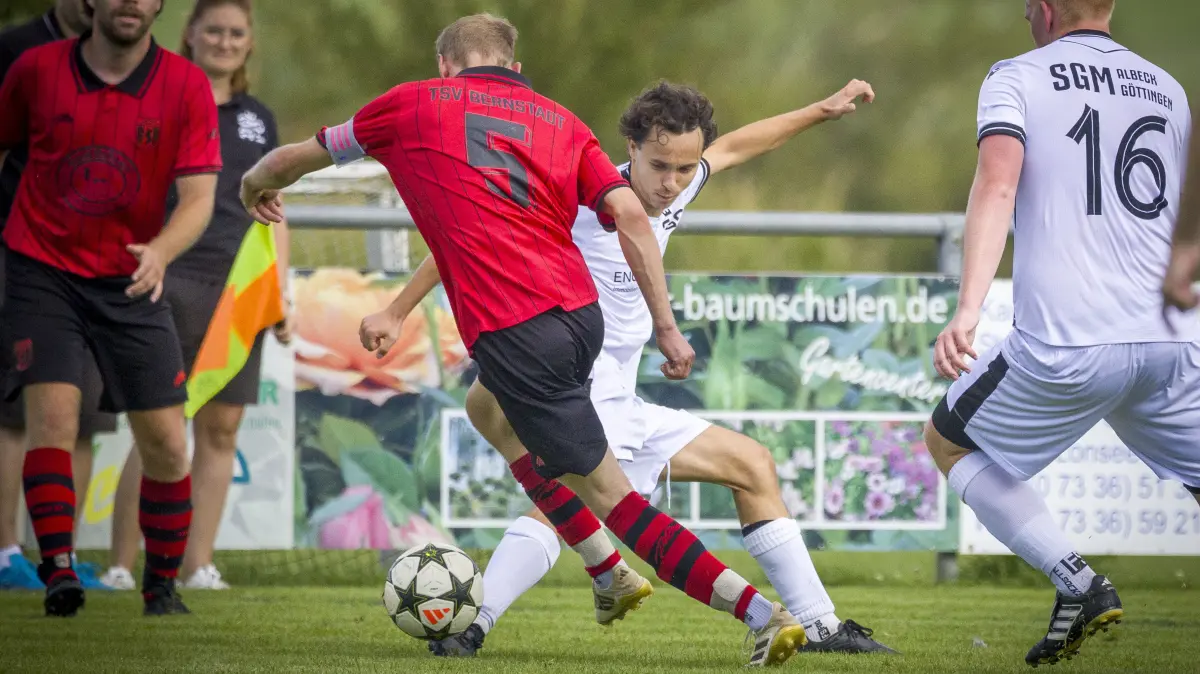 Fußball, Donau/Iller, Kreisliga A2, SGM Albeck/Göttingen(weiß) gegen TSV Bernstadt (rot) *für Langenau Aktuell*