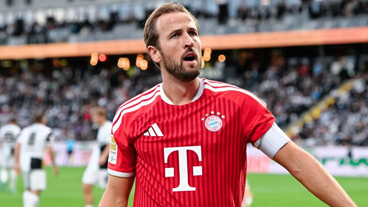 SV Elversberg - Bayern München: 13.09.2026, Saarland, Spiesen-Elversberg: Fußball, Männer: Bundesliga, SV Elversberg - Bayern München, 3. Spieltag, Ursapharm-Arena an der Kaiserlinde. Torschütze Harry Kane (Bayern München) jubelt über das Tor zum 1:2. Foto: Uwe Anspach/dpa - WICHTIGER HINWEIS: Gemäß den Vorgaben der Bundesliga bzw. des DFB Deutscher Fußball-Bund ist es untersagt, in dem Stadion und/oder vom Spiel angefertigte Fotoaufnahmen in Form von Sequenzbildern und/oder videoähnlichen Fotostrecken zu verwerten bzw. verwerten zu lassen. +++ dpa-Bildfunk +++