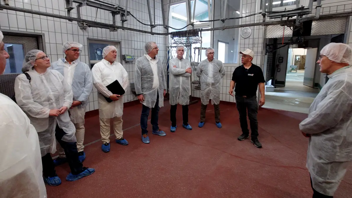 Uwe Wiedmaier informierte bei Führungen zu Schlachthaus und Produktion.