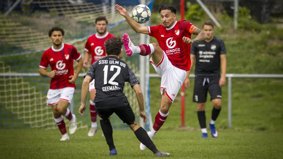 Fußball, Landesliga: Das waren die Spiele am Wochenende, Foto: Türkgücü Ulm (rot) gegen SSG Ulm (schwarz) - Nr 7 rot Miguel Malheiro 12 schwarz Nick Seemann
