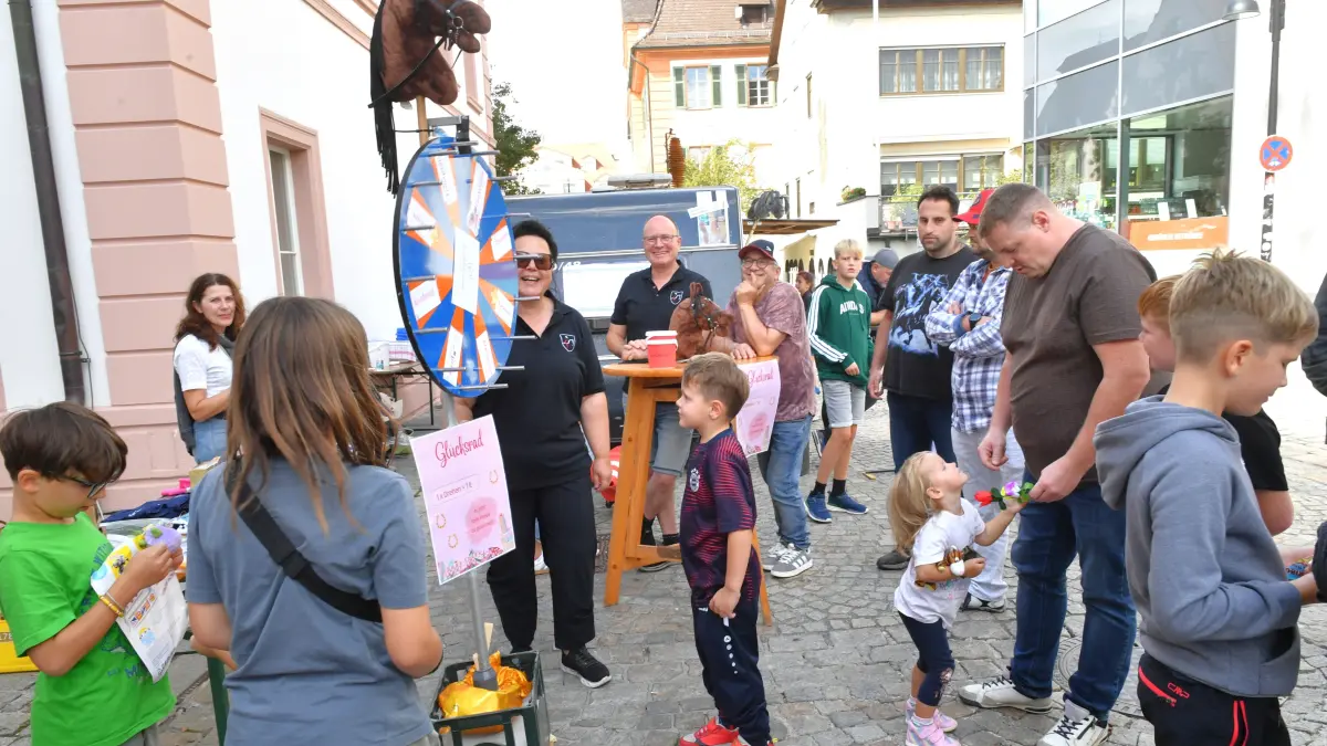 Der Reitverein Ehingen war mit seinem Glücksrad vor allem ein Magnet für die kleinen Festbesucher.