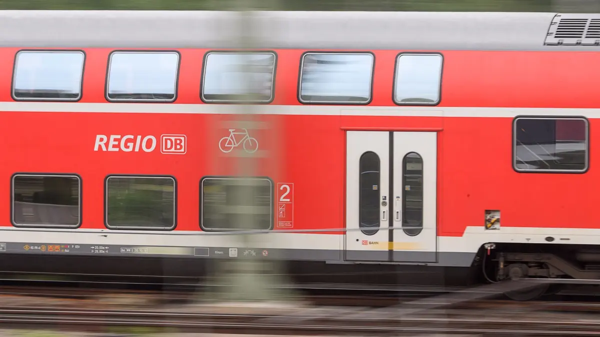 Schulklasse im Regionalexpress attackiert und belästigt: ARCHIV - 16.05.2018, Baden-Württemberg, Stuttgart: Eine Bahn der DB Regio. (zu dpa: «Schulklasse im Regionalexpress attackiert und belästigt») Foto: Sebastian Gollnow/dpa +++ dpa-Bildfunk +++