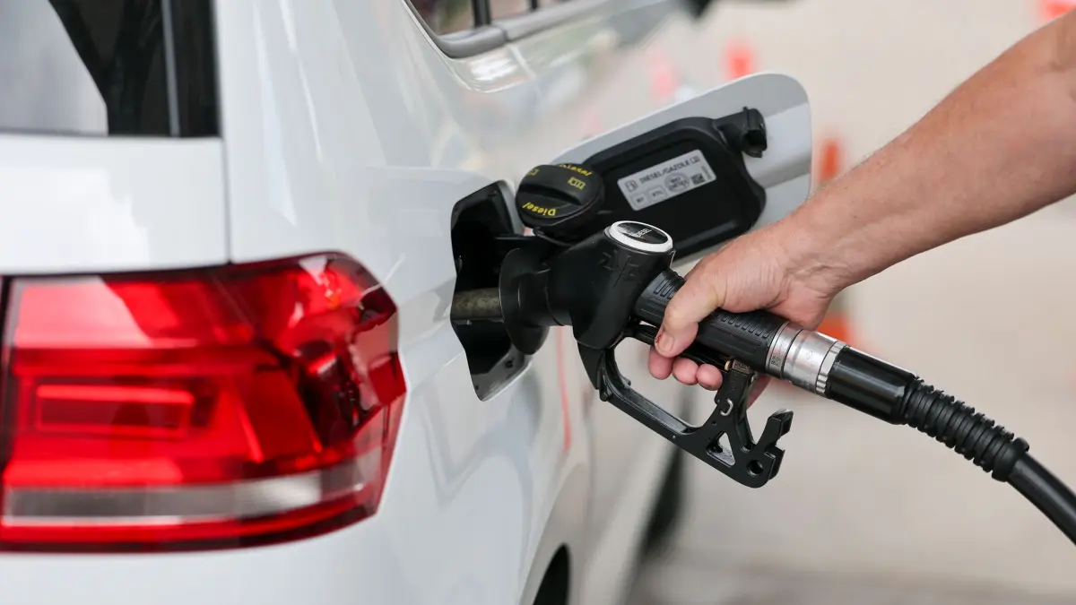 Tanken - Diesel: ARCHIV - 03.09.2026, Sachsen-Anhalt, Lutherstadt Eisleben: Ein Mann betankt einen VW Touran mit Diesel an einer Tankstelle in Eisleben. (zu dpa: «Benzinpreise bleiben oben - Ruf nach Spritpreisdeckel») Foto: Jan Woitas/dpa +++ dpa-Bildfunk +++