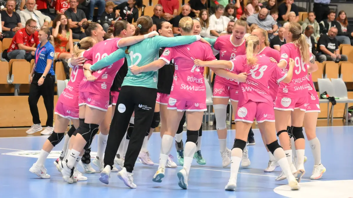 GER, BSV Sachsen Zwickau vs. TusSies Metzingen, Handball, Bundesliga, Frauen, Alsco HBF, 3. Spieltag, Saison 2026/2027, 13.09.2026: Die TusSies Metzingen bejubeln den Sieg.
GER, BSV Sachsen Zwickau vs. TusSies Metzingen, Handball, Bundesliga, Frauen, Alsco HBF, 3. Spieltag, Saison 2026/2027, 13.09.2026
Foto: Eibner-Pressefoto/Bert Harzer