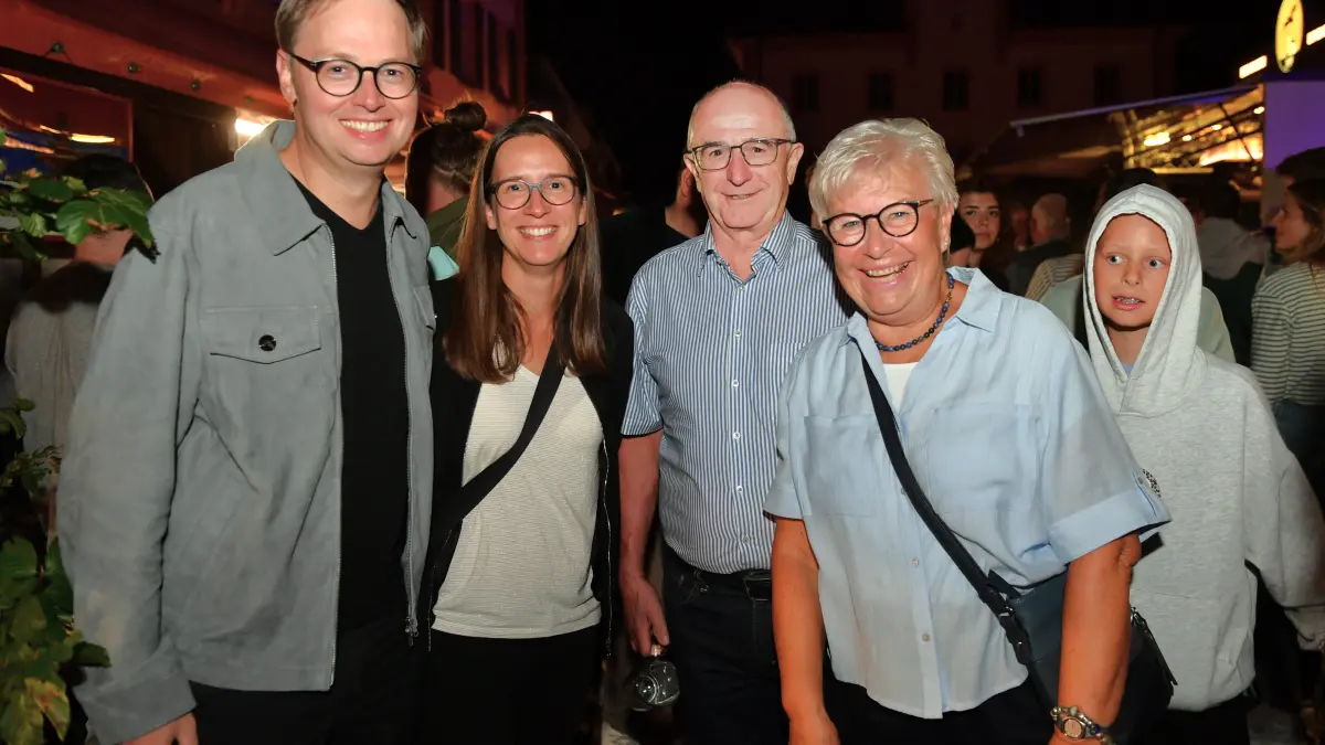 Der frühere Ehinger Sozialbürgermeister Sebastian Wolf, nun Oberbürgermeister in Waiblingen, besuchte mit seiner Frau die Kirbe - wie jedes Jahr. Mit auf dem Fotos Heidi und Manfred Nothacker.