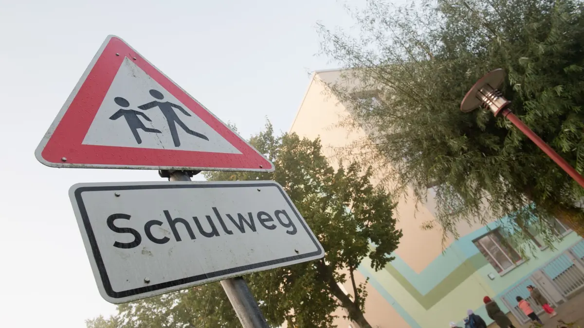 Schulweg: ARCHIV - 13.10.2020, Mecklenburg-Vorpommern, Stralsund: Ein Warnschild "Schulweg". (zu dpa: «Mehr Schulwegunfälle in Baden-Württemberg») Foto: Stefan Sauer/dpa-Zentralbild/dpa +++ dpa-Bildfunk +++