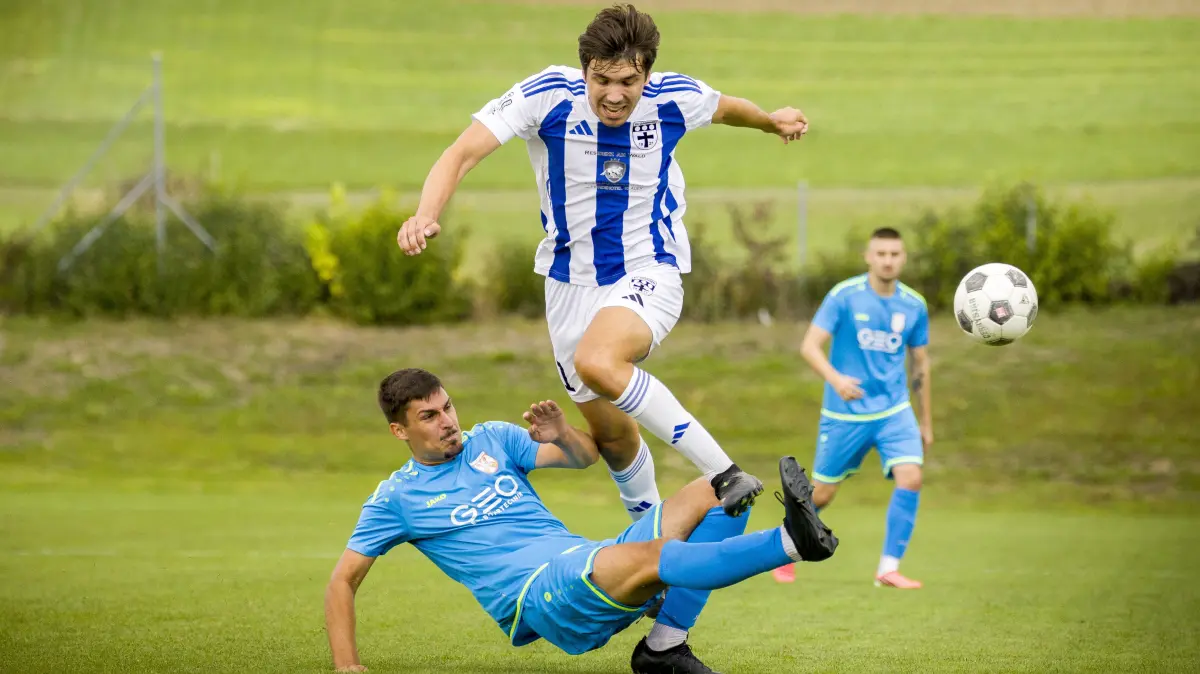 Fußball, Das waren die Spiele am Wochenende, Foto: Eggingen (weiß-blau) gegen SSG Ulm (schwarz) - FC SrbijaUlm (hellbau) Nr 11 Eggingen Jaro Henke Nr 4 Srbija Nikola Stjepanovic