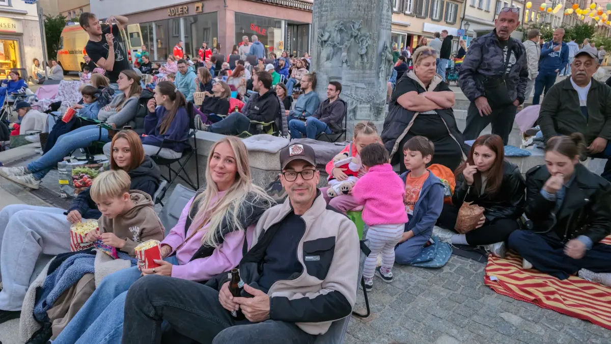 Viel Volk auf dem Marktplatz der Zollernstadt. Neben Sitzgelegenheiten musste man vor allem auch wärmende Kleidung mitbringen.