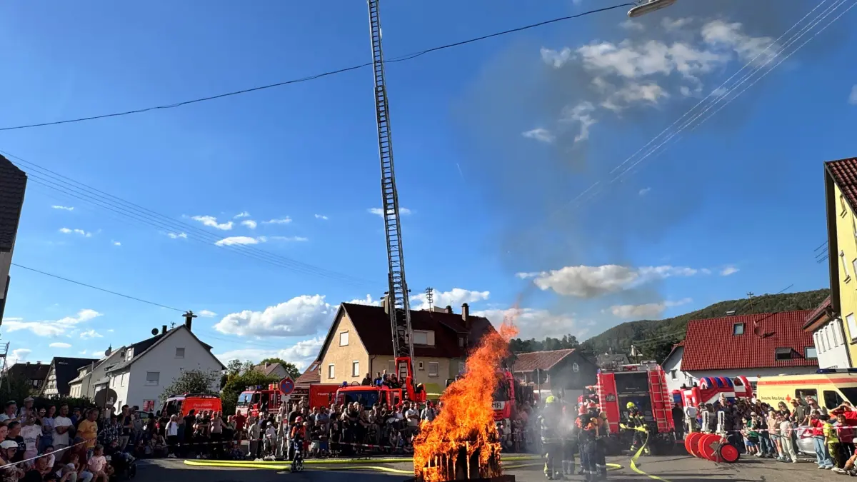 Dieser kleine Brand stellte für die Mitglieder der Jugendfeuerwehr kein großes Problem dar. Sie zeigten den zahlreichen Zuschauern, dass in einigen Jahren im Ernstfall auf sie gesetzt werden kann.