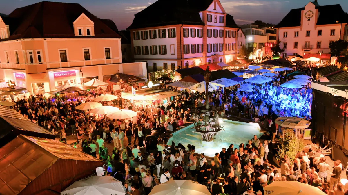 Die Ehinger Innenstadt pulsierte beim Stadtfest am Samstagabend vor gut gelaunten Besuchern.