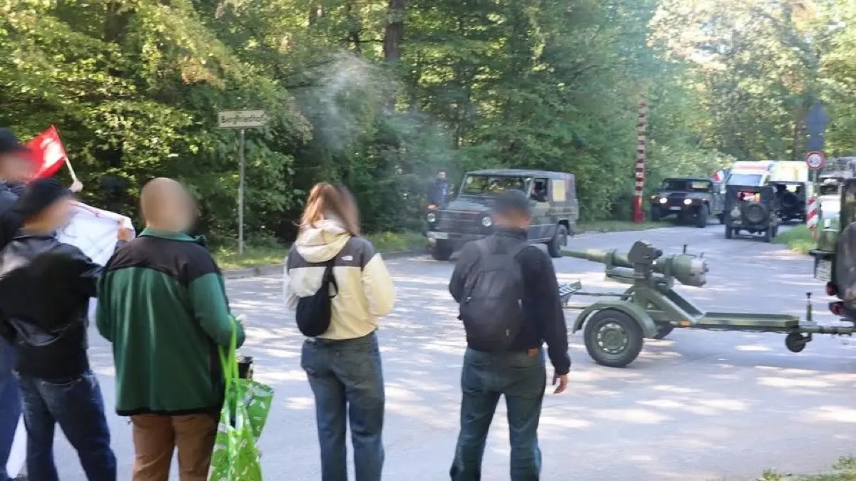 Demo gegen die Ausfahrt der Reservistenkameradschaft: