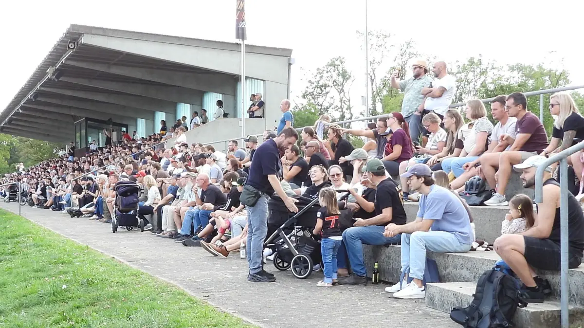 Großer Andrang beim Spiel der Neu-Ulm Spartans am Muthenhölzle gegen die Fulda Saints.