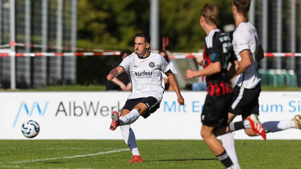 Fussball Landesliga: Fussball Landesliga; SC Geislingen - SF Dorfmerkingen II;
Marcel Mädel (SC Geislingen, #30) erzielt mit diesem Schuss das 4:1;
12.09.2026; Stadion Eybacher Tal; Geislingen.
Foto: Thomas Madel