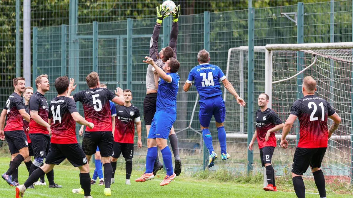 Fußball Kreisliga B9: Fußball Kreisliga B9; SGM Eybach/FTSV Kuchen II - TG Böhmenkirch;
Marco Issler (SGM TV Eybach/FTSV Kuchen II, #1) pflückt einen Eckball herunter;
13.09.2026; Eabach.
Foto: Thomas Madel
