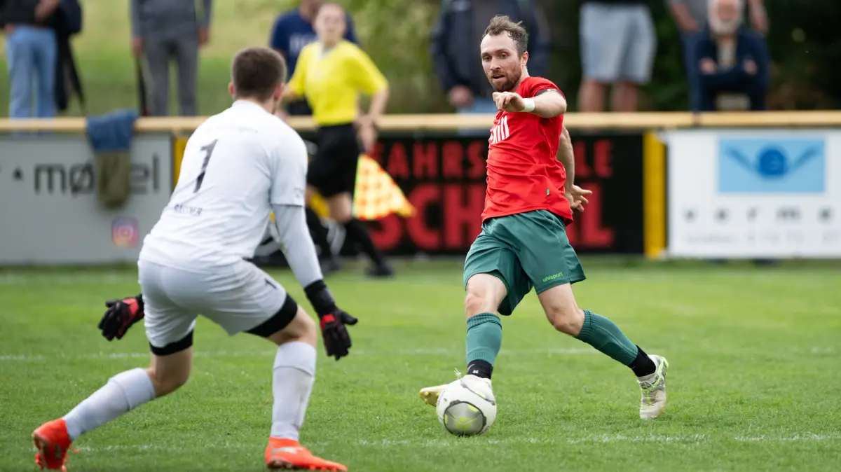 SV Nehren vs. SC 04 Tuttlingen, Fussball, Landesliga Staffel 3, Baden Wuerttemberg, 5. Spieltag, Saison 2026/2027, 13.09.2026,: Marco Binder (SV Nehren, #07), mit dem Assisrt: Jusuf Turki, (SV Nehren, #27), erzielt das 4:1, Mitte, zwischen den Kollegen,
SV Nehren vs. SC 04 Tttlingen, Fussball, Landesliga Staffel 3, Baden Wuerttemberg, 5. Spieltag, Saison 2026/2027, 13.09.2026,
Eibner-Pressefoto/Andreas Ulmer
