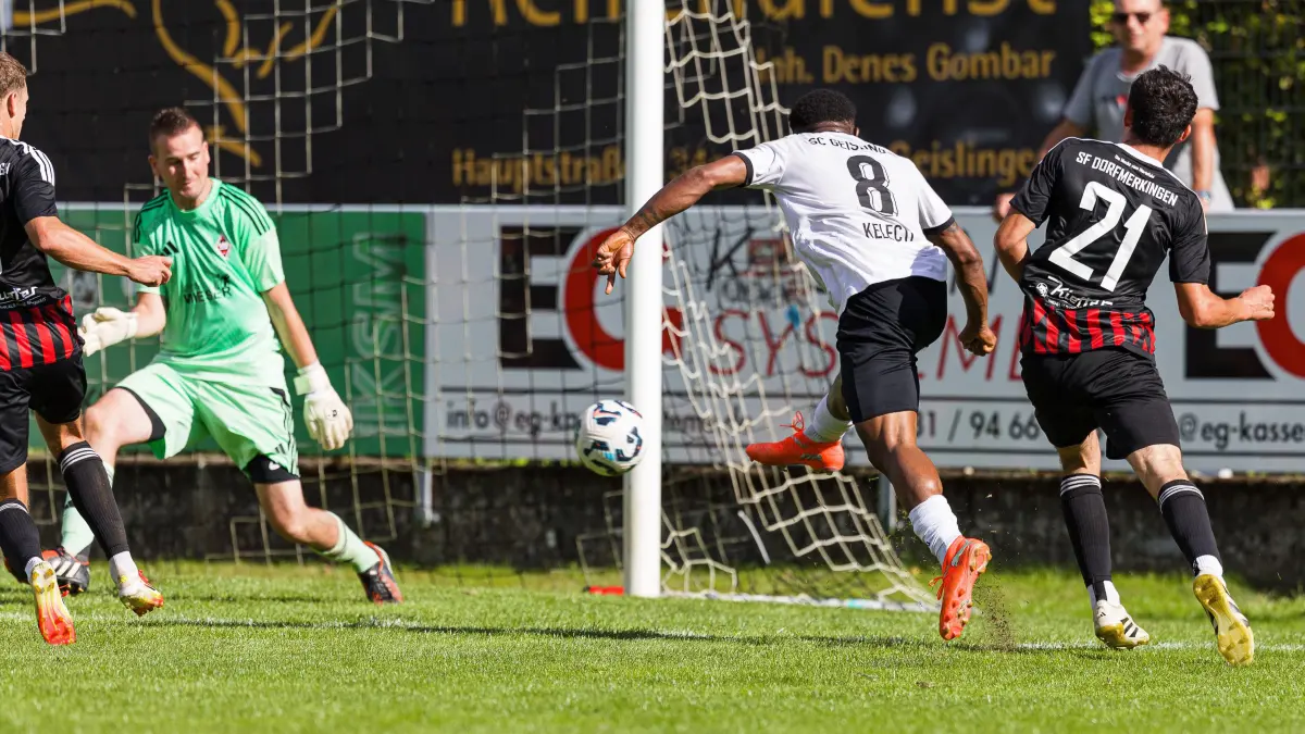 Fussball Landesliga: Fussball Landesliga; SC Geislingen - SF Dorfmerkingen II;
Nkem Keletci (Geislingen, #8), verfolgt von Lirion Buduri-Gashi (SF Dorfmerkingen II, #21), trifft zum 3:0;
12.09.2026; Stadion Eybacher Tal; Geislingen.
Foto: Thomas Madel