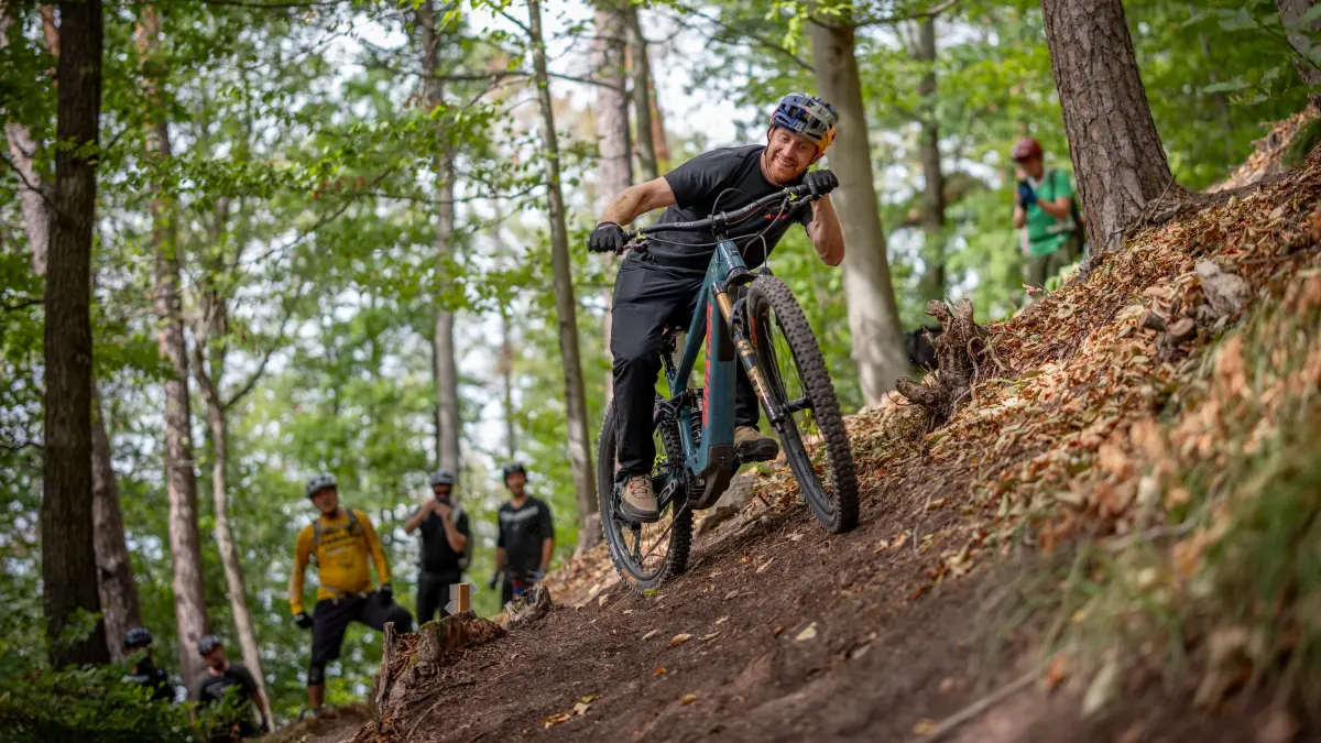 Mountainbike-Superstar Danny MacAskill begeistert mit einer fehlerfreien Fahrt durch alle elf Abschnitte des Skills-Parcours.