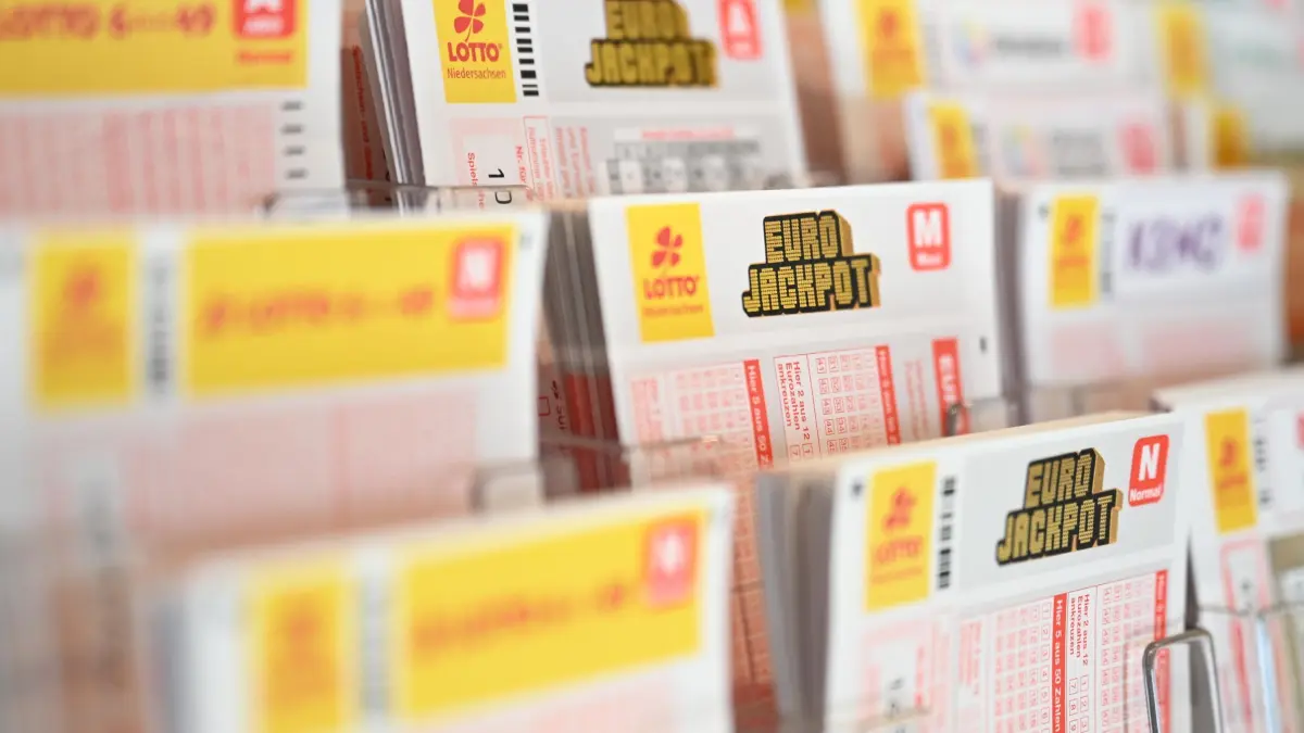 Lotto: ARCHIV - 01.12.2025, Niedersachsen, Hannover: Mehrere Lotto- und Eurojackpot-Spielscheine liegen in einer Auslage. (zu dpa: «Lottospieler aus Westpfalz gewinnt 1,4 Millionen Euro») Foto: Shireen Broszies/dpa +++ dpa-Bildfunk +++