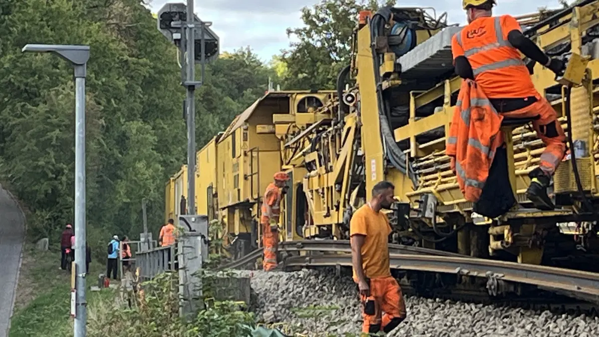 In Schwäbisch Hall werden neue Bahngleise und Schwellen verlegt. An der Gottwollshäuser Steige kann man aus nächster Nähe zuschauen.
