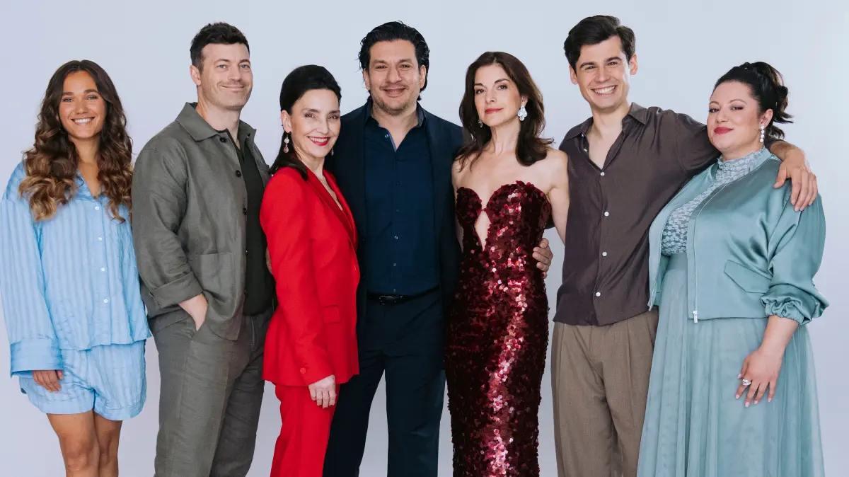 Von links: Josephine Martz (Joana Perez), Jörg Rohde (Ben Steinkamp), Tatjana Clasing (Simone Steinkamp), Francisco Medina (Maximilian von Altenburg), Bianca Hein ("Gabriella Perez"), Orlando Lenzen (Luca Perez), Julia Augustin (Vanessa Steinkamp)