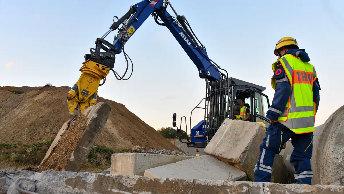 THW-Fachgruppen Räumen aus dem ganzen Landesverband Baden-Württemberg haben am Wochenende bei Maselheim das Arbeiten mit schwerem Gerät geübt.
