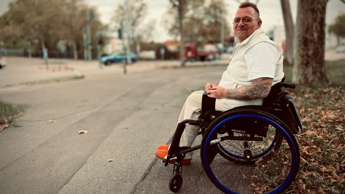 Fast jeden Tag sitzt Markus B. an diesem Ort. Er beobachtet den Verkehr und freut sich auf Bekannte, mit denen er ein paar Sätze wechseln kann.