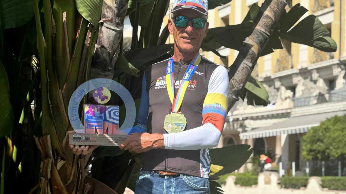 Ironman-70.3-WM in Nizza: Agegrouper-Weltmeister Hermann Scheiring (AK 65-69) präsentiert seine Siegertrophäe