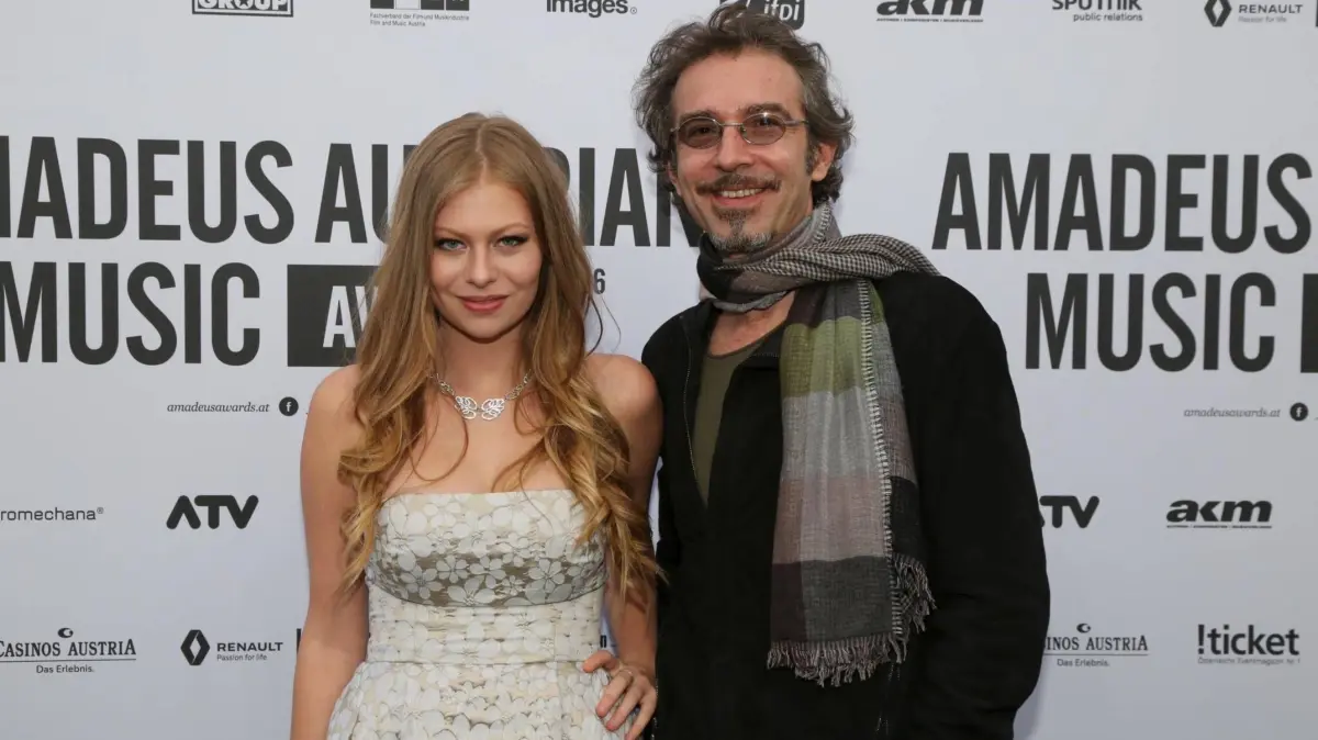AMADEUS AUSTRIAN MUSIC AWARDS Wien, Volkstheater, 03. 04. 2016 Zoe STRAUB mit Vater Christof STRAUB
Amadeus Austrian Music Awards Vienna People\u0026#39;s Theatre 03 04 2016 Zoe Straub with Father Christof Straub