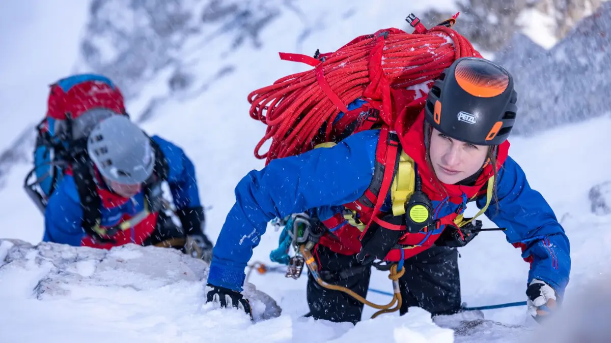 Bergretter der Bergwacht Grainau: Franz Dörfler und Claudia Lindig in der Nähe des Zugspitzgipfels.
