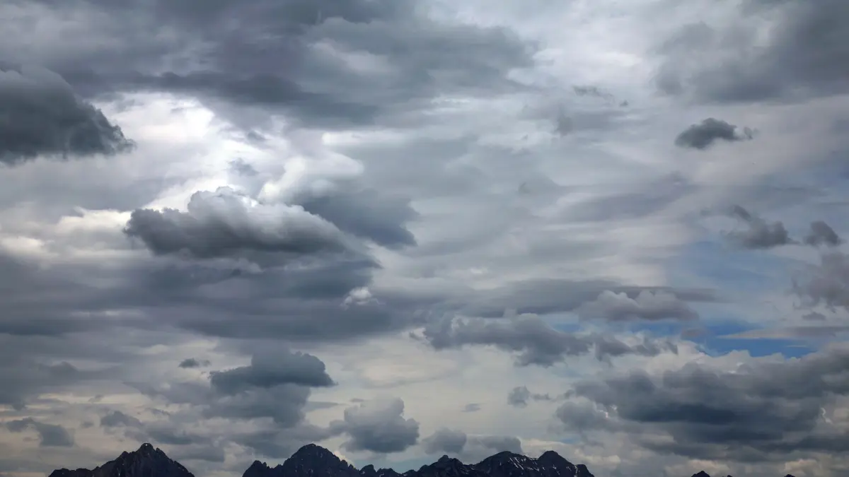 Wechselhaftes Wetter in Bayern: ARCHIV - 01.06.2025, Bayern, Buching: Wolkenverhangen ist der Himmel über den Allgäuer Alpen. (zu dpa: «Kräftiger Regen an den Alpen - danach wird es sonnig») Foto: Karl-Josef Hildenbrand/dpa +++ dpa-Bildfunk +++