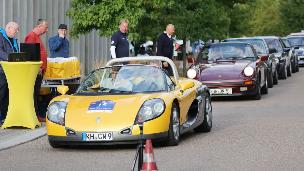 An den Start geht Sonntagfrüh ein Renault Sport Spider, Baujahr 1986. Günther Even aus Meisenheim sitzt am Steuer. Instruktionen erhält er von seinem Sohn Carlo. 