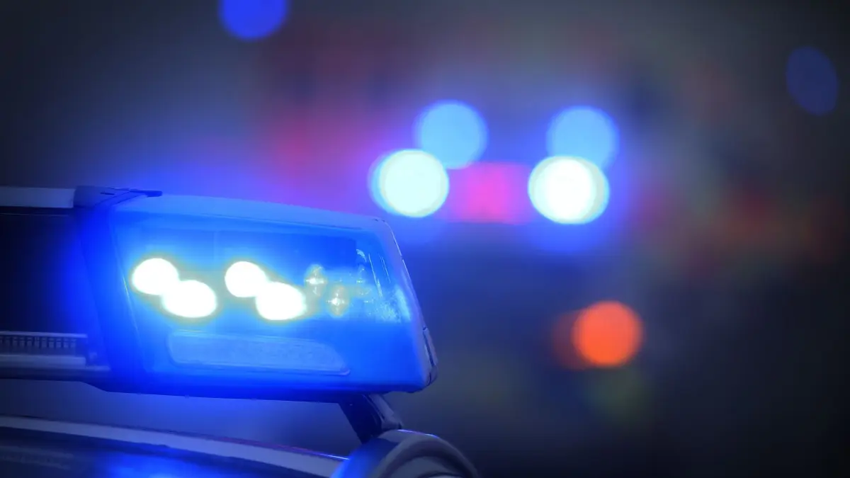 Polizei: ARCHIV - 10.11.2019, Bayern, Marktbreit: Ein Polizeiauto mit eingeschaltetem Blaulicht steht an einer Unfallstelle. (Symbolbild) (zu dpa: «Zwei Verletzte in Hamburg aufgefunden - Fahndung nach Täter») Foto: Karl-Josef Hildenbrand/dpa +++ dpa-Bildfunk +++