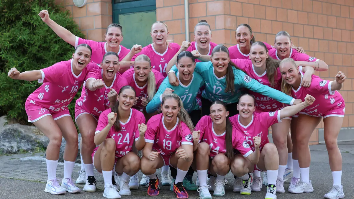 Bestens gelaunt präsentierten sich die Tussies beim Fototermin. Jetzt freuen sie sich nach drei Auswärtsspielen auf die Heimpremiere gegen den Thuringer HC am Samstag.
