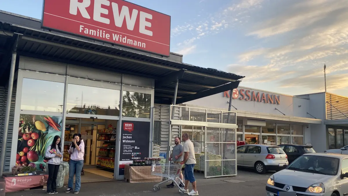 Zweckentfremdet: Der Rewe-Supermarkt in der Ehinger Adolffstraße. Vor allem am Wochenende ist der Parkplatz ein beliebter Treffpunkt.
