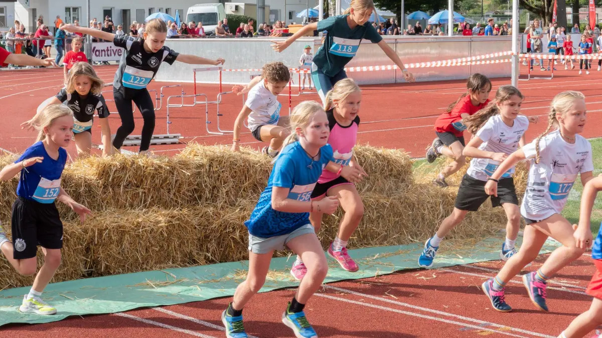 Über Hindernisse führte der Kindercrosslauf im Weiherstadion. Die Jungen und Mädchen meistern die Strecke aber gut.