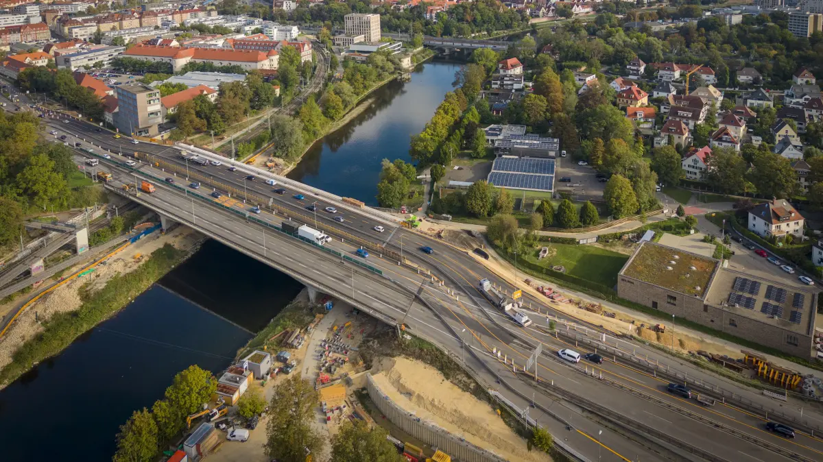 Adenauerbrücke: seit 4 Uhr morgens (Mo 14.9.) läuft der Verkehr auf der neuen Hälfte der Adenauerbrücke.