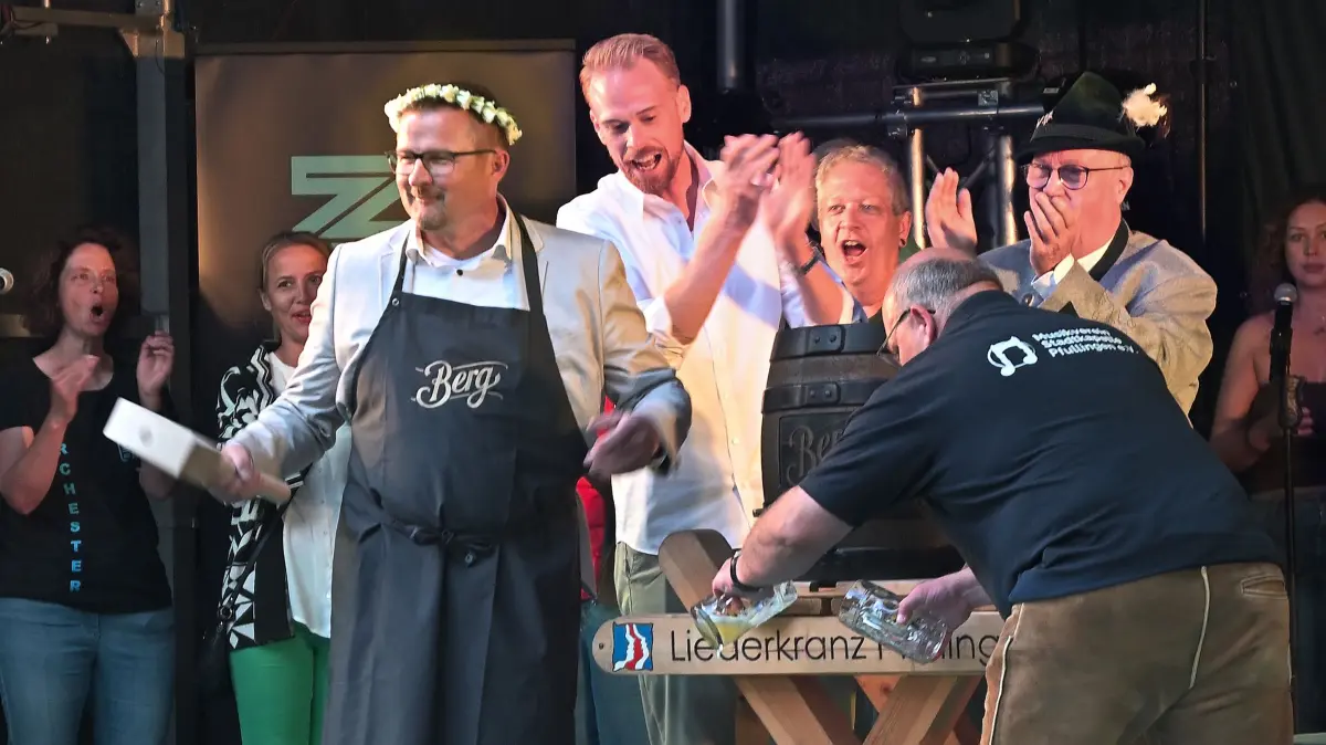 Da jubelte das Bühnenvolk: Gekrönt von Blumen aus Sachsen benötigte Pfullingens Bürgermeister Stefan Wörner beim Fassanstich lediglich einen Schlag.