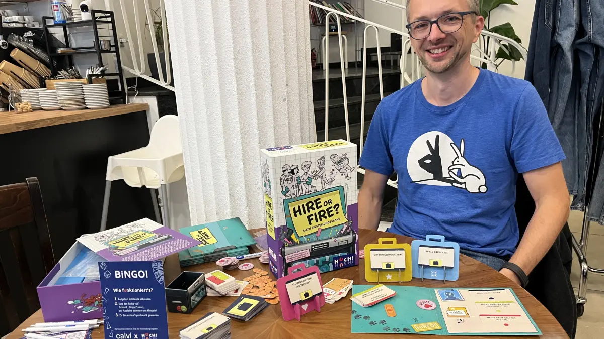 Andreas Hallerbach hat sein Spiel vor sich ausgebreitet.
