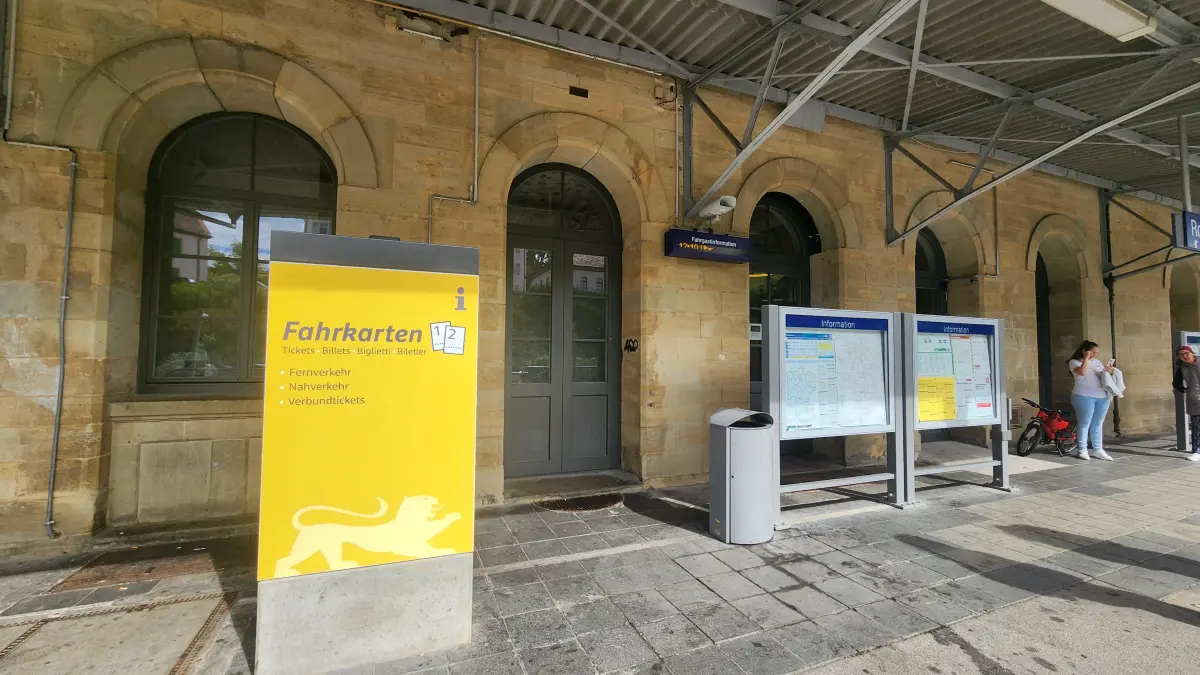 Bahnhof Rottenburg Fahrkartenautomat und Aushang