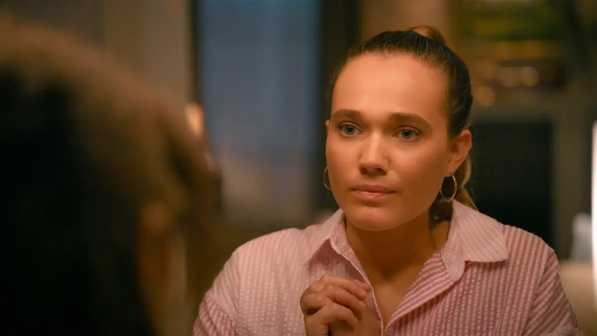 Sophia von Altenburg (Katharina Kron) hält ihre Cousine Joana Perez (Josephine Martz) für eine Konkurrentin um Nick.