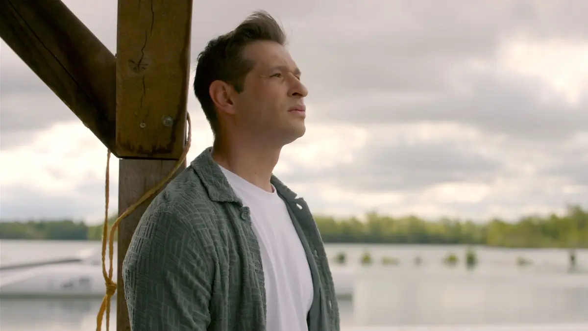 Deniz (Igor Dolgatschew) sagt gegen Kilian (Marc Dumitru) aus. Dadurch landet dieser hinter Gittern.