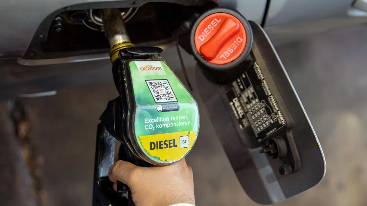 Ein Autofahrer betankt ein Auto mit dem Kraftstoff Diesel an einer Tankstelle des Mineralölkonzerns Total in der Chausseestrasse. Dieselfahrer müssen derzeit so viel wie nie zuvor für ihren Kraftstoff bezahlen, wie der ADAC am Montag in München mitteilte. (zu dpa «Dieselpreis steigt auf Allzeithoch») +++ dpa-Bildfunk +++