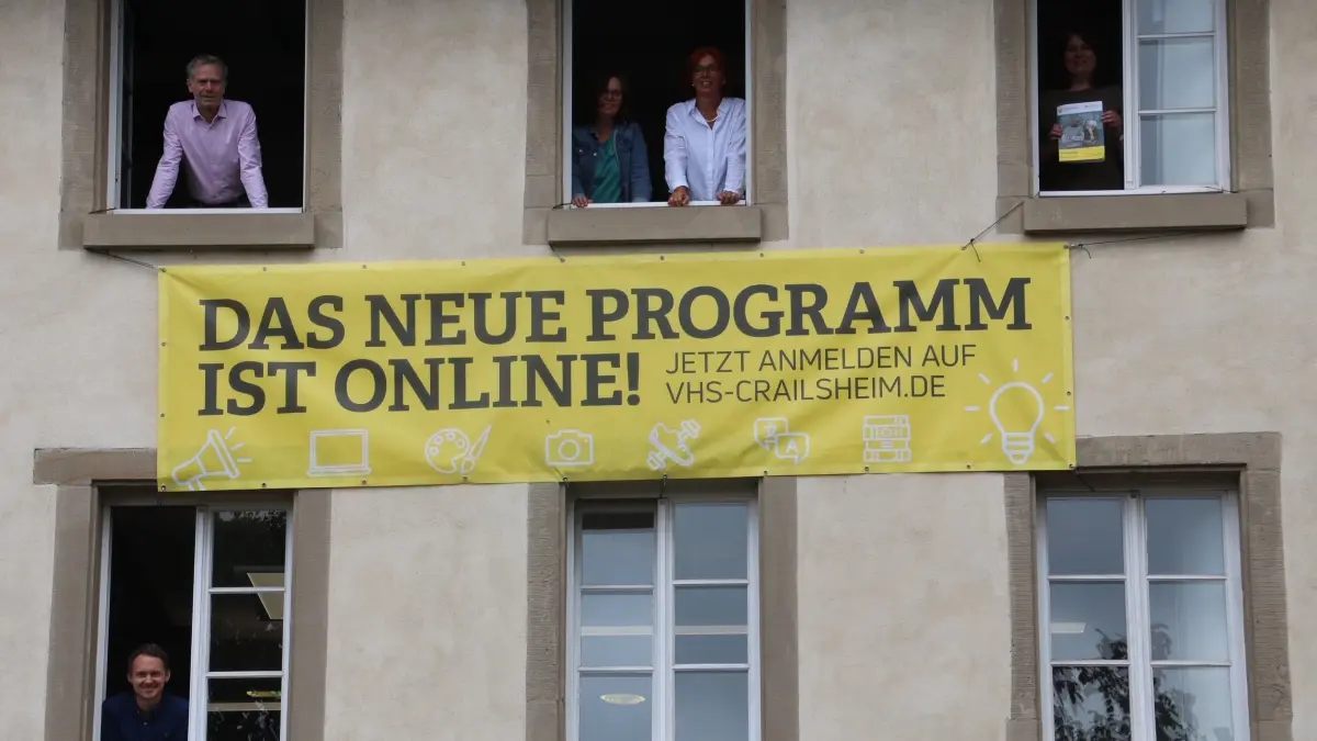 Ja, wer schaut denn da aus dem Fenster? Die VHS-Macher (von links oben): Martin Dilger, Sabine Untheim, Patrizia Petrou, Julia Barthelmäs und Christian Krüger.