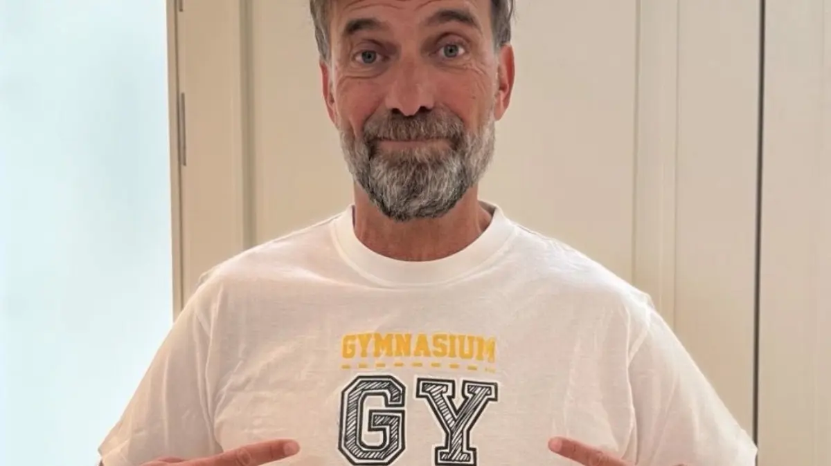 Jürgen Klopp zeigt sich mit dem T-Shirt des Gymnasiums Dornstetten.