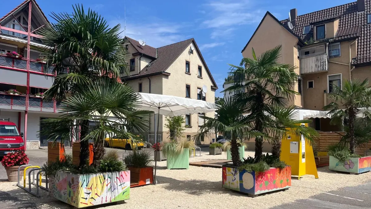 Bourg-lès-Valence-Platz in Ebersbach mit Stadtmöblierung