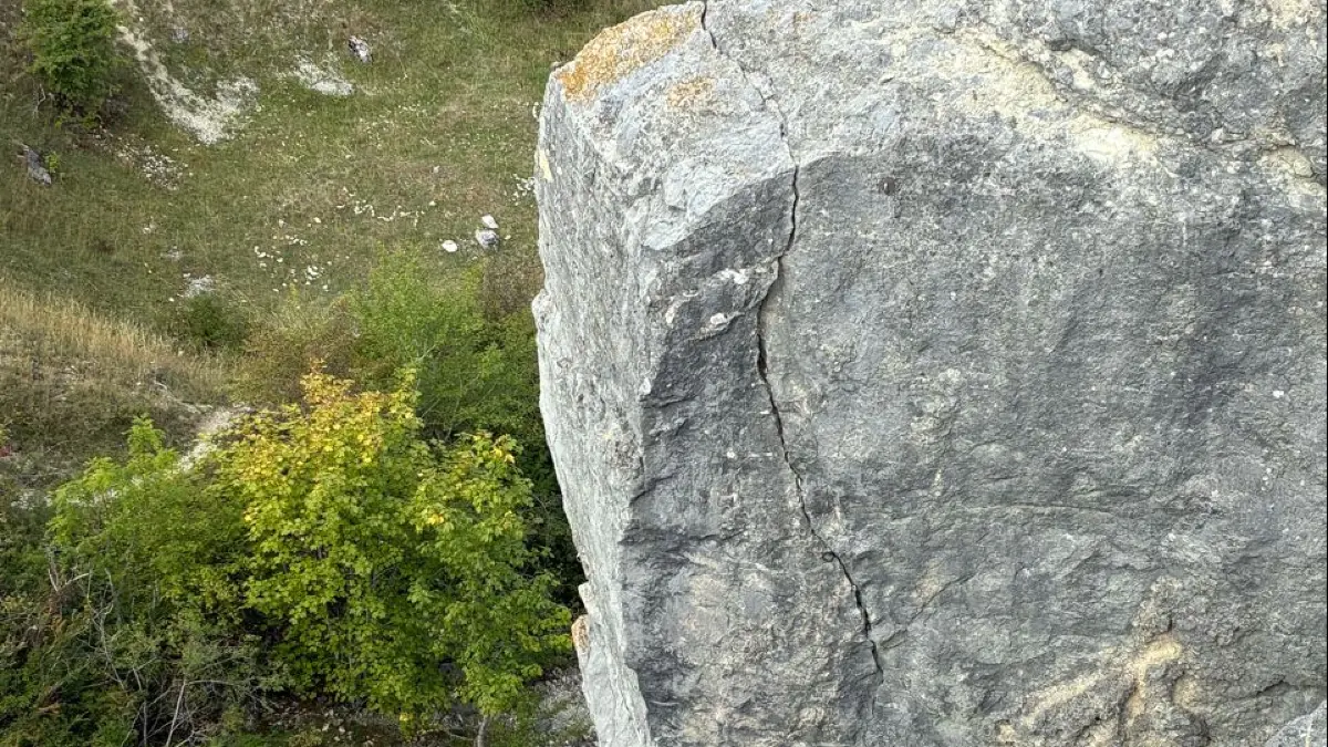 Der Riss im Felsen an der Spielburg ist deutlich zu erkennen.