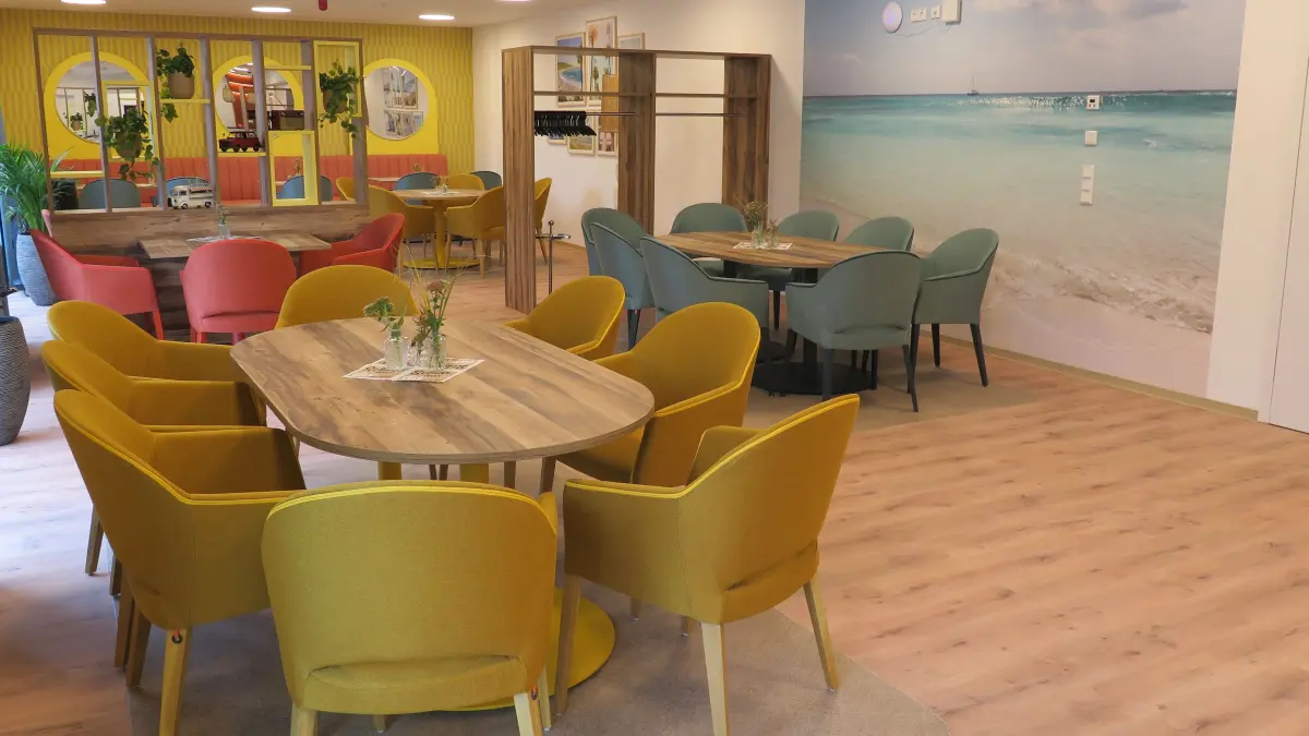 Wie hier in der Cafeteria wird im gesamten Haus großer Wert darauf gelegt, eine Wohlfühlatmosphäre zu schaffen.