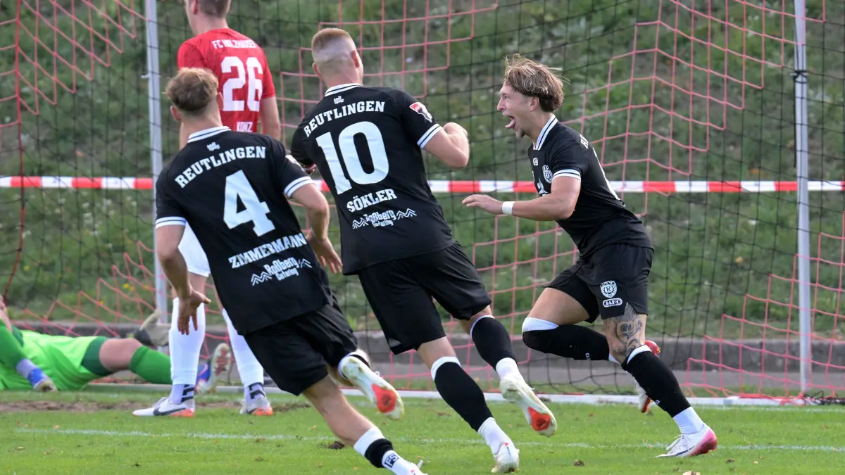 Die pure Freude und Erleichterung: Noah-Elias Maurer (rechts) feiert mit ausgestreckter Zunge seinen Treffer zum 2:1 gegen den FC Holzhausen.