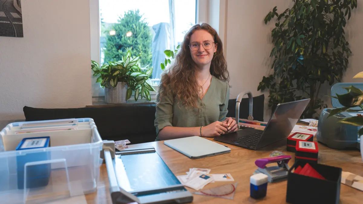 Lehrerin Alina Kabza am heimischen Schreibtisch.